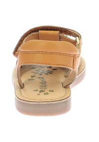 Sandal de cuero marrón con diseño de talón abierto, correa ajustable, plantilla de un marrón claro con patrón floral y suela exterior duradera y transparente.
