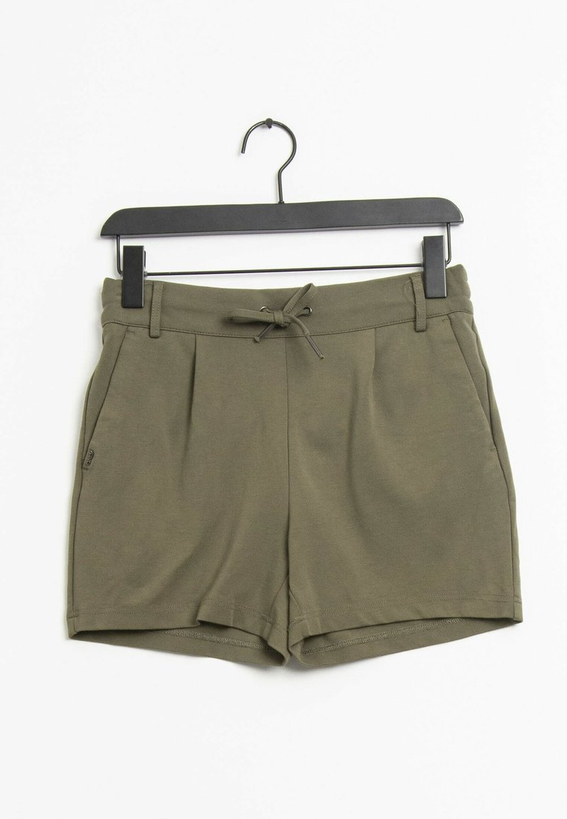 Shorts décontractés vert olive avec taille à cordon, poches latérales et passants pour ceinture, suspendus à un cintre en plastique noir.