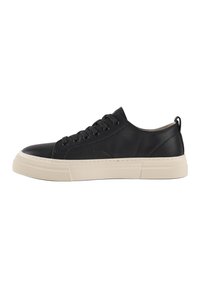 Sneaker in pelle nera con punta arrotondata, suola piatta e suola in gomma beige. Presenta sei occhielli per i lacci e un design testurizzato.