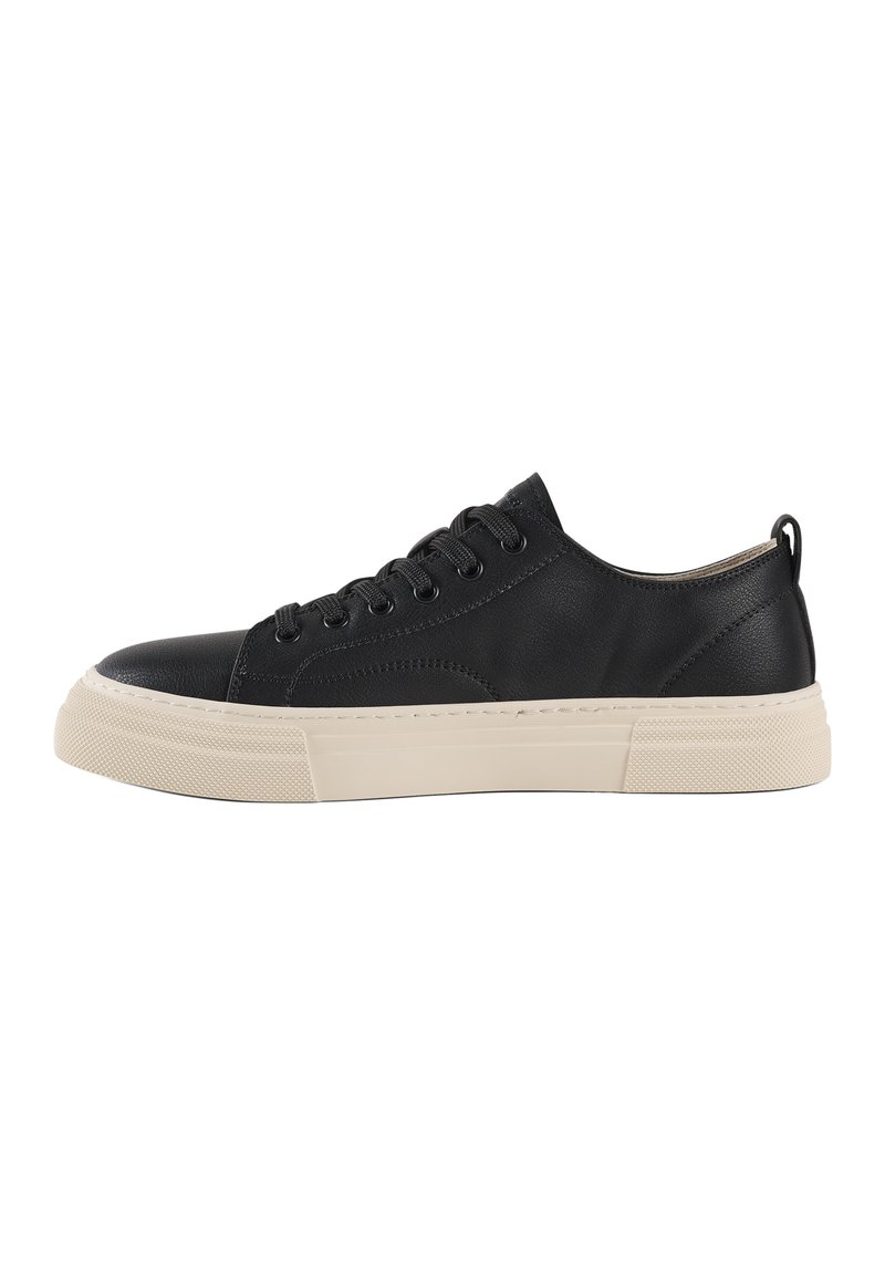 Sneaker in pelle nera con punta arrotondata, suola piatta e suola in gomma beige. Presenta sei occhielli per i lacci e un design testurizzato.