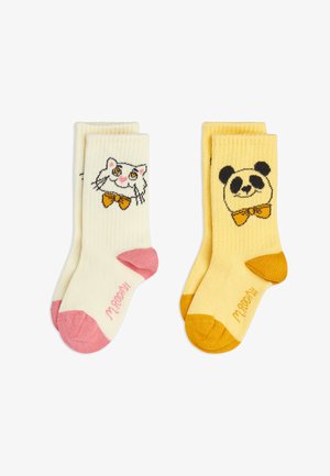 Due paia di calzini per bambini, uno crema con una faccia di gatto e accentuazioni rosa, l'altro giallo con una faccia di panda e accentuazioni arancioni.