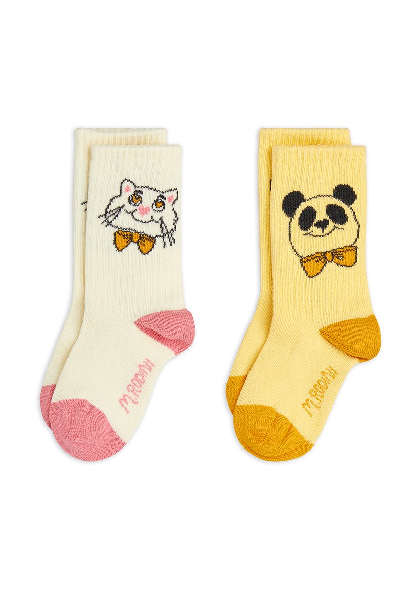 Zwei Paar Kindersocken, ein cremefarbenes Paar mit einem Katzenkopf und pinken Akzenten, das andere gelb mit einem Panda-Gesicht und orangefarbenen Akzenten.