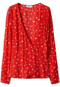 Blouse rouge à manches longues avec un décolleté en V, ornée de motifs floraux blancs, à fermeture à boutons et avec des détails froncés aux épaules.