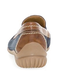 Leren schoen met een ronde achterkant, bruine bovenkant met een gestructureerd patroon, en een beige rubberen zool met verticale ribbels.