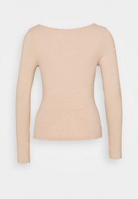 Top a maniche lunghe a coste in beige chiaro, con scollo a barca e silhouette aderente, realizzato in un morbido tessuto testurizzato.