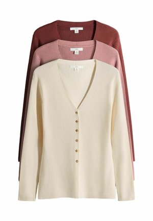 Tre ribstrikkede cardigans i creme, støvet rosa og dyb rose, hver med lange ærmer og frontknapper.