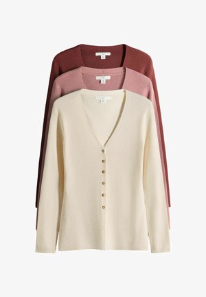 Három bordázott kötött kardigán krém, poros rózsaszín és mély rózsa színekben, mindegyik hosszú ujjú és elöl gombos záródású.