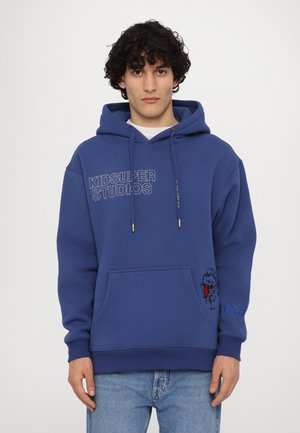 Hoodie bleu avec une poche kangourou, capuche à cordon de serrage et design brodé avec du texte. Fabriqué en tissu doux avec des poignets côtelés.