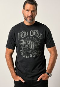 Camiseta de manga corta negra con un diseño gráfico gris que incluye una calavera, una llave inglesa y texto. Material de algodón con un ajuste clásico.