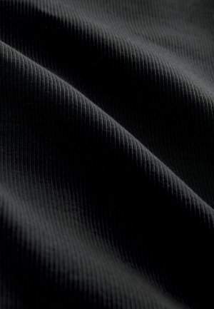 Schwarzer gerippter Stoff mit leicht glänzender Textur, der feine vertikale Linien und eine glatte Oberfläche aufweist und Elastizität demonstriert.