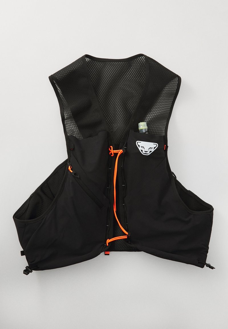 Μαύρο γιλέκο με πολλές τσέπες και πλάτη από διαπνέον υλικό, πορτοκαλί λεπτομέρειες, ρυθμιζόμενο κορδόνι μπροστά και λογότυπο. Φτιαγμένο από ελαφρύ, αναπνεύσιμο υλικό.