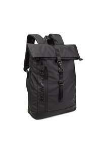 Zaino nero realizzato in materiale resistente, con design a chiusura arrotolabile, spallacci regolabili, tasca laterale e dettagli con logo.