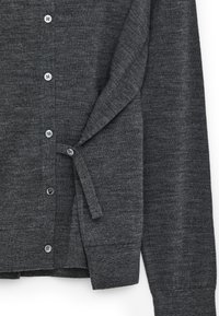 Grau kardigan aus weichem Stoff mit lockerer Passform. Verfügt über Knöpfe an der Vorderseite und ein Bindedetail an der Seite für einen sicheren Sitz.