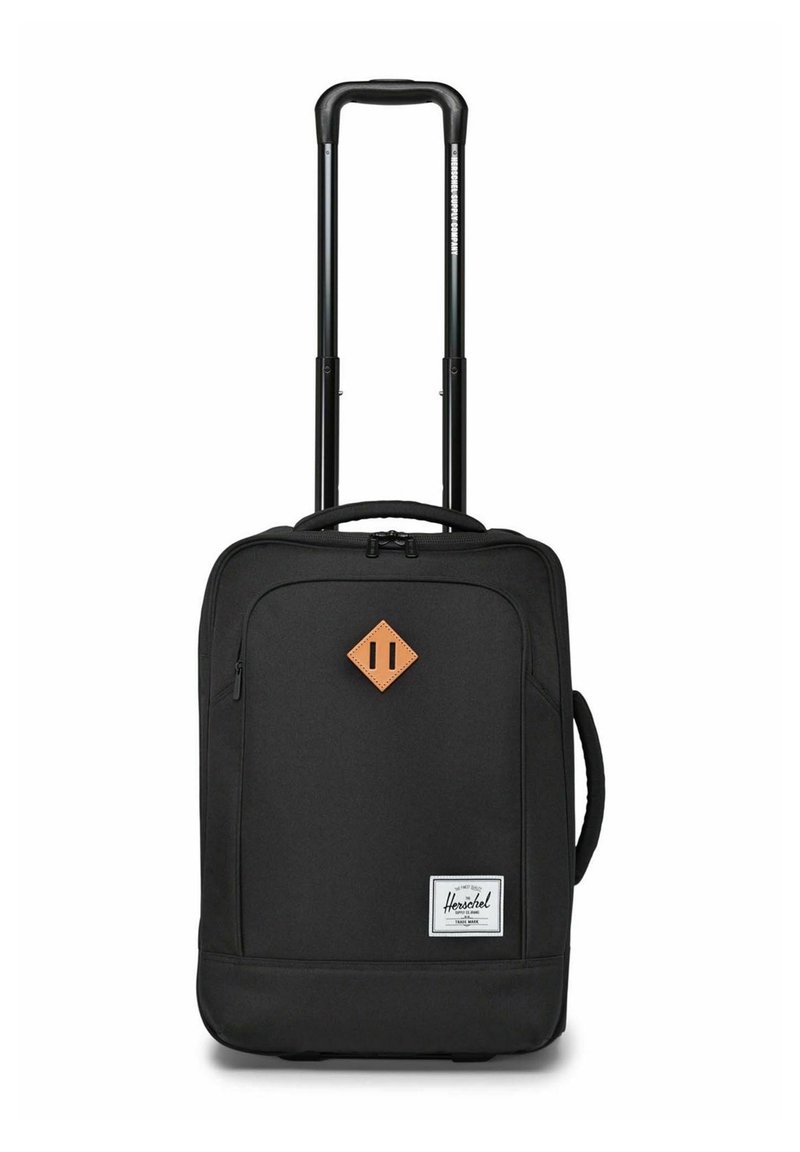 Valise à roulettes noire en tissu souple avec une poignée extensible, poche zippée à l'avant, poignée latérale et patch en forme de diamant marron à l'avant.