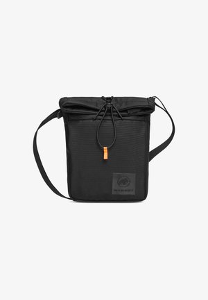 Zwarte stoffen schoudertas met een oprol-sluiting, verstelbare schouderriem en een oranje accent op de trekkoord. Bevat een logo-patch.