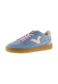 Blauwe suède sneakers met roze veters en witte accenten. Rond neuspunt, gestructureerde gumzool en perforaties op de neusbox voor ademend vermogen.