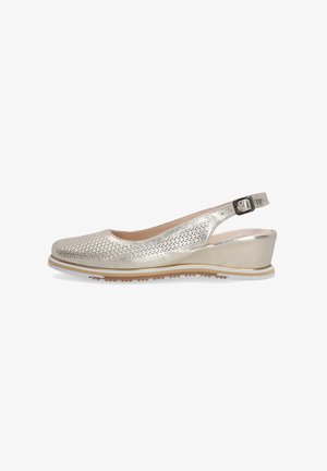 Metallisch zilveren slingback schoen met geperforeerd ontwerp, wig hiel en verstelbare gesp. Lichtgekleurde zool met textuur grip.