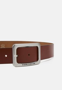 Ceinture en cuir marron avec une boucle rectangulaire en argent poli. Présente un logo discret et plusieurs trous pour l'ajustement de la taille.