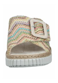 Tkaný slaměný klínový sandál s mnohobarevným vzorem v chevronu, velkým textilním přezkovým akcentem a bílou gumovou podrážkou pro lepší trakci.