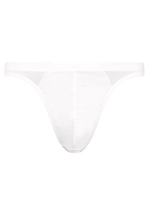 String blanc en coton avec une finition lisse, couverture minimale et taille élastique, présentant des lignes épurées sans motifs ni accents visibles.