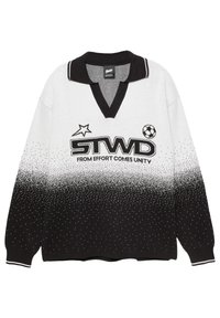Pull-over en tricot avec un dégradé noir et blanc, doté d'un col noir, d'un logo "STWD" et d'un graphisme de ballon de football. Tissu texturé avec un motif à points.
