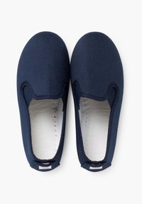 Scarpe slip-on in tela blu marina con punta arrotondata, dettagli elastici ai lati e un morbido interno beige con cuciture decorative.