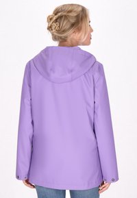 Alyvinė vandeniui atspari striukė su gobtuvu, turinti lygų paviršių, ilgomis rankovėmis ir paspaudimo mygtukų akcentais ant rankovi�ų.