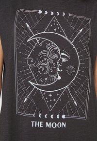 Mørkegrå ermeløs skjorte med hvit grafikk av måne og ansikt, omgitt av geometriske mønstre og himmellegemer, med teksten "THE MOON."