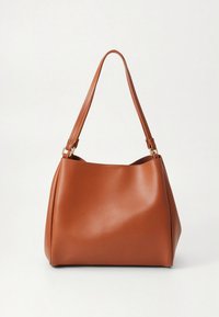 Hnědá kožená taška přes rameno s pevnou siluetou, hladkou texturou, dvěma pevnými rukojeťmi a minimalistickým designem. �Žádné viditelné kovové části.