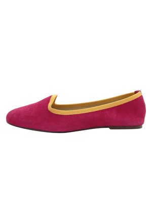 Chaussure plate en daim rose avec un liseré jaune moutarde autour de l'ouverture et une fine semelle foncée, vue de côté.