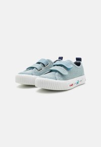 Baskets en toile bleu clair avec deux sangles Velcro ajustables, semelle en caoutchouc blanc et graphiques colorés de véhicules sur le côté.