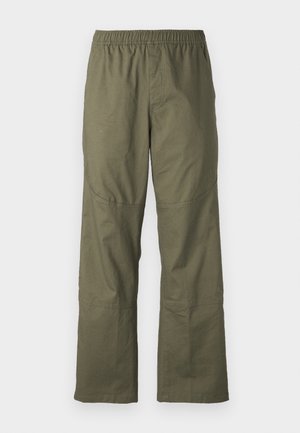 Calças cargo verde-oliva com cintura elástica, pernas largas e detalhes em painéis nos joelhos, feitas de um tecido durável.