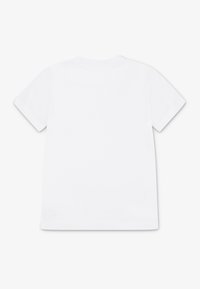 T-shirt bianca a maniche corte realizzata in morbido cotone. Presenta una scollatura rotonda e un taglio dritto con cuciture minimali. Nessun disegno o logo visibile.