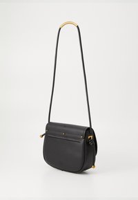 Melnā ādas plecu soma ar zelta akcenta rokturi, atloka aizdari un divām horizontālām zipa kabatām priekšpusē. Gluda tekstūra.