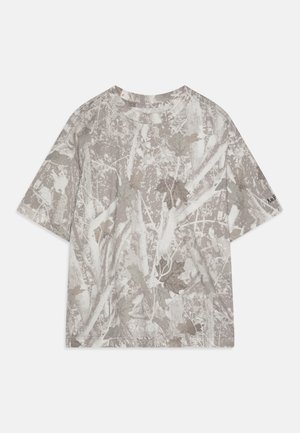 Korte mouw t-shirt in lichtgrijs met een camouflagepatroon van bladeren en takken. Zacht materiaal met een ronde halslijn en een relaxte pasvorm.