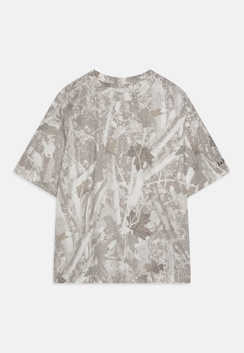 Kortärmad t-shirt i ljusgrått med ett kamouflage-mönster av löv och grenar. Mjuk tyg med rund halsringning och avslappnad passform.