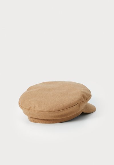 Pruun puuvillane lame müts, millel on ümar kroon, kitsas ääreosa, tekstuuriga kangas ja peened tikandid.