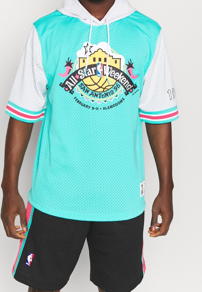 Lichtblauw basketbalshirt met witte maillot mouwen, met een kleurrafiek voor "All Star Weekend 96", en zwarte shorts met roze accenten.