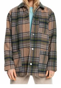 Chaqueta de cuadros marrón y verde con delantero abotonado, cuello y un solo bolsillo en el pecho. Fabricada con un tejido suave y texturizado.