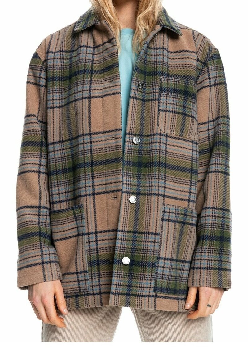 Chaqueta de cuadros marrón y verde con delantero abotonado, cuello y un solo bolsillo en el pecho. Fabricada con un tejido suave y texturizado.