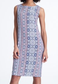 Robe sans manches présentant un motif floral bleu et blanc avec des accents rouges, en tissu lisse, de forme ajustée et de longueur mi-vingt.