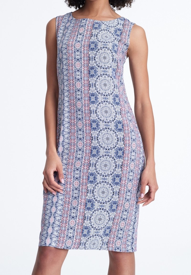 Robe sans manches présentant un motif floral bleu et blanc avec des accents rouges, en tissu lisse, de forme ajustée et de longueur mi-vingt.