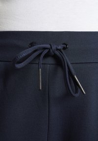 Thumbnail Image 9