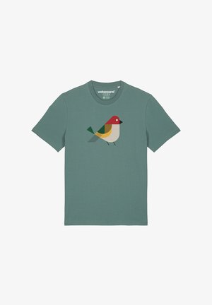 Grünes T-Shirt mit kurzen Ärmeln, das ein stilisiertes Vogel-Design in Rot, Gelb, Grün und Beige zeigt, aus weichem Stoff gefertigt.