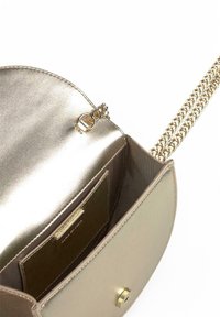Bolso de mano metálico dorado con cadena, que presenta una textura suave, un cierre a presión y un bolsillo para tarjetas en el interior. Forrado en una tela más oscura.