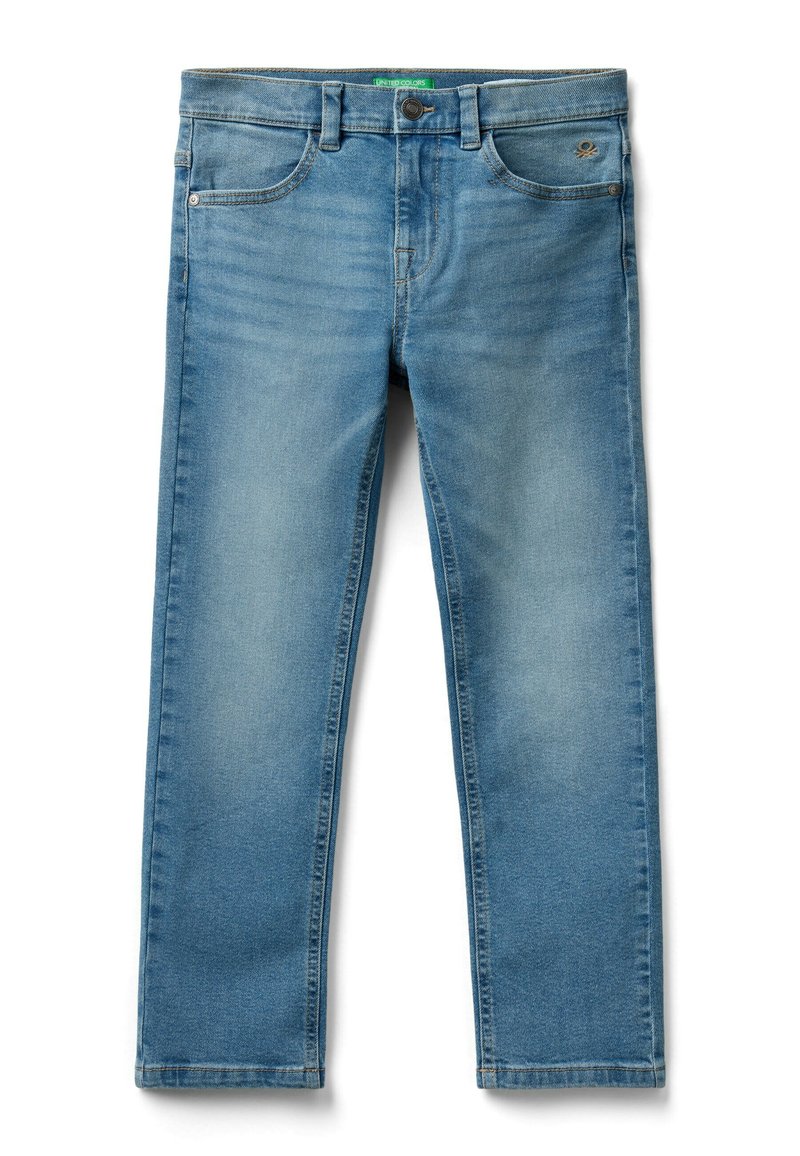 Jeans de mezclilla azul claro con cierre de botón y cremallera, bolsillos frontales, trabillas para cinturón y ligero desgaste en los muslos y las rodillas.