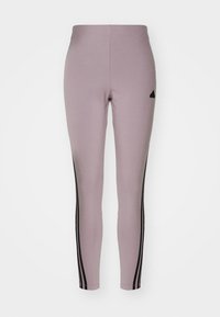 Leggings lilla con una superficie liscia, caratterizzate da strisce laterali nere e da un logo Adidas in vita. Vita elastica per il massimo comfort.