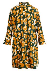 Långärmad skjorta i grönt tyg med ett abstrakt mönster av orange och vita former, med krage och knappstängning.