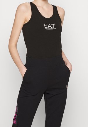 Czarny top na ramiączkach z okrągłym dekoltem i białym logo EA7, zestawiony z czarnymi dresami z różowym emblem na boku i elastycznym pasem.