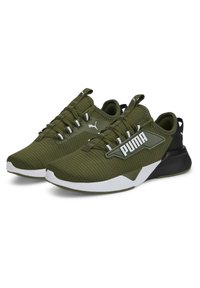Baskets de sport vert olive avec une tige en maille respirante, un talon noir contrastant, une semelle blanche et un logo Puma blanc bien visible sur le côté.
